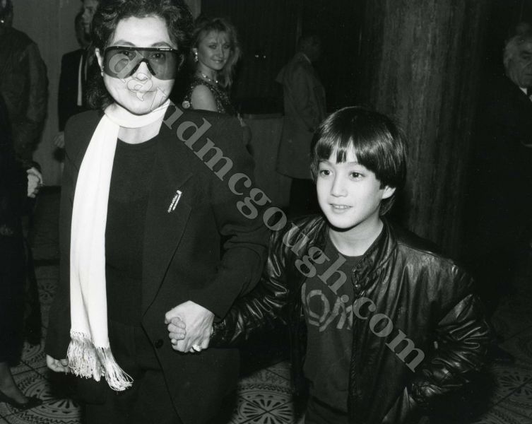 Yoko Ono, Sean Lennon 1984 NYC.jpg